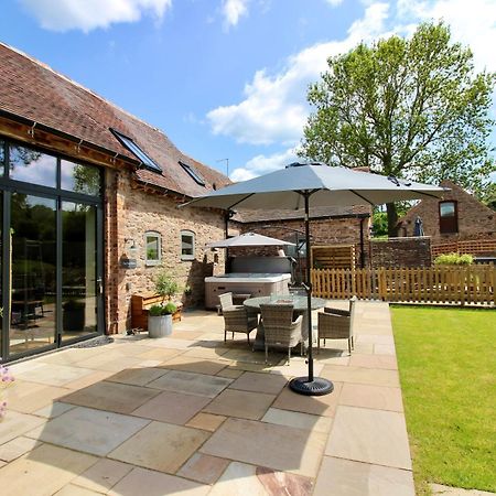 Апартаменты The Cart House - Beautiful Contemporary Barn - Hot Tub Бриджнорс Экстерьер фото
