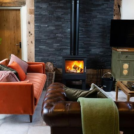 Апартаменты The Cart House - Beautiful Contemporary Barn - Hot Tub Бриджнорс Экстерьер фото