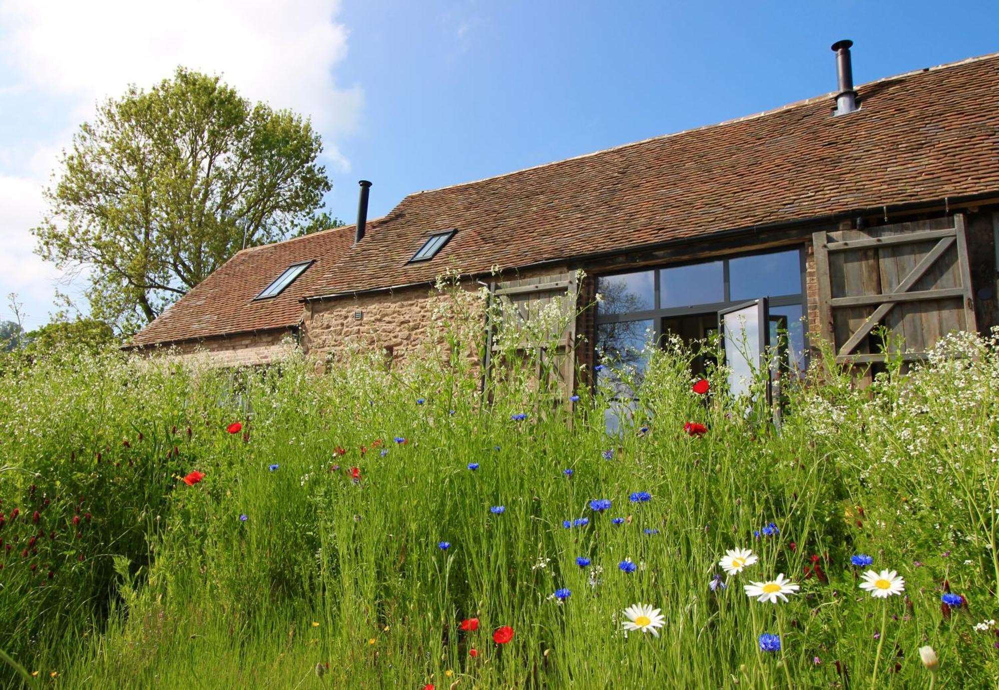 Апартаменты The Cart House - Beautiful Contemporary Barn - Hot Tub Бриджнорс Экстерьер фото