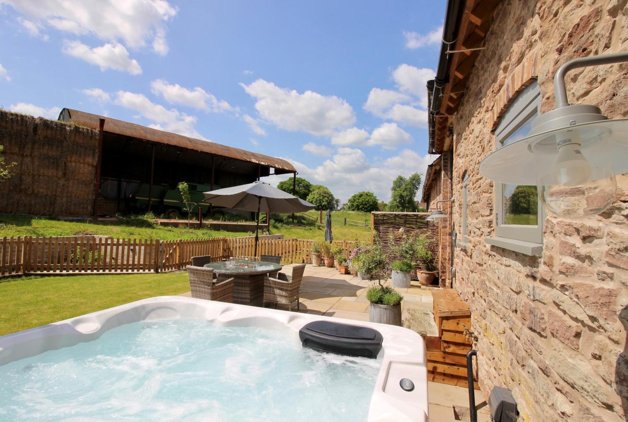 Апартаменты The Cart House - Beautiful Contemporary Barn - Hot Tub Бриджнорс Экстерьер фото