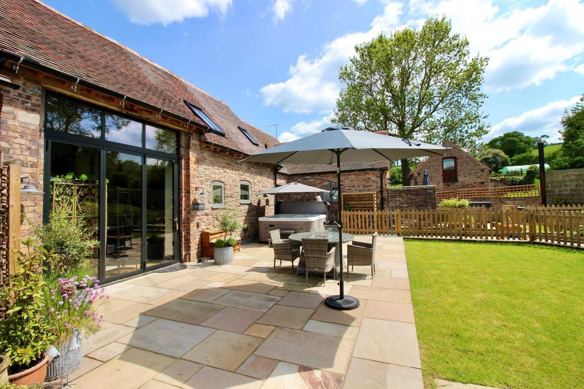 Апартаменты The Cart House - Beautiful Contemporary Barn - Hot Tub Бриджнорс Экстерьер фото