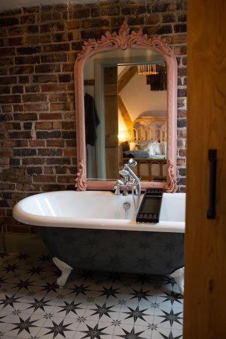 Апартаменты The Cart House - Beautiful Contemporary Barn - Hot Tub Бриджнорс Экстерьер фото