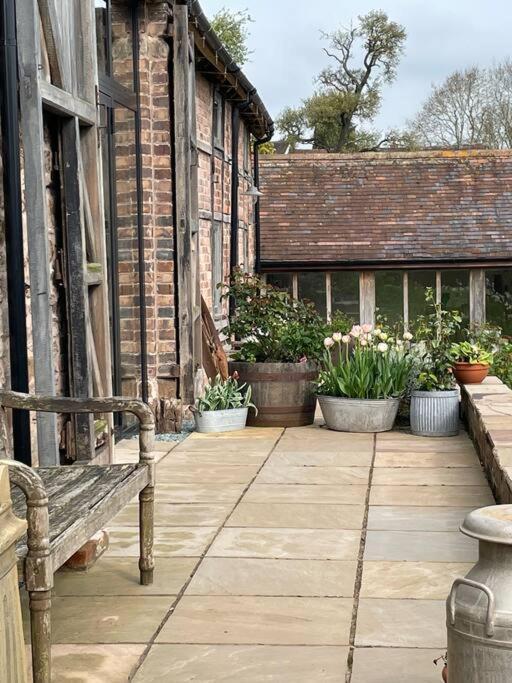 Апартаменты The Cart House - Beautiful Contemporary Barn - Hot Tub Бриджнорс Экстерьер фото