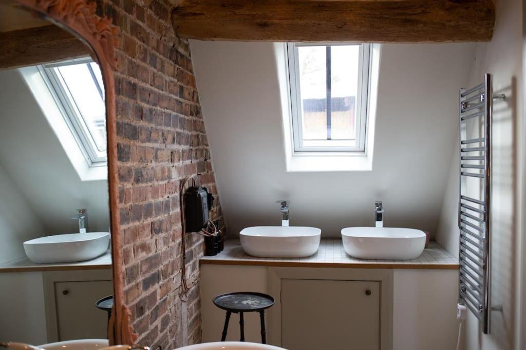 Апартаменты The Cart House - Beautiful Contemporary Barn - Hot Tub Бриджнорс Экстерьер фото