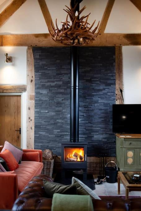 Апартаменты The Cart House - Beautiful Contemporary Barn - Hot Tub Бриджнорс Экстерьер фото