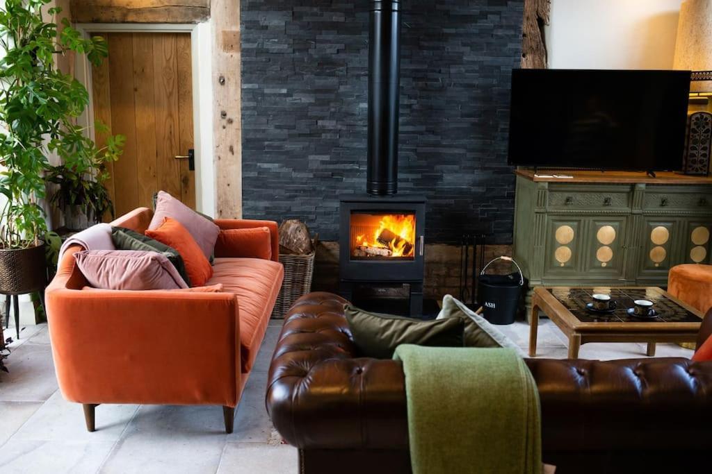 Апартаменты The Cart House - Beautiful Contemporary Barn - Hot Tub Бриджнорс Экстерьер фото