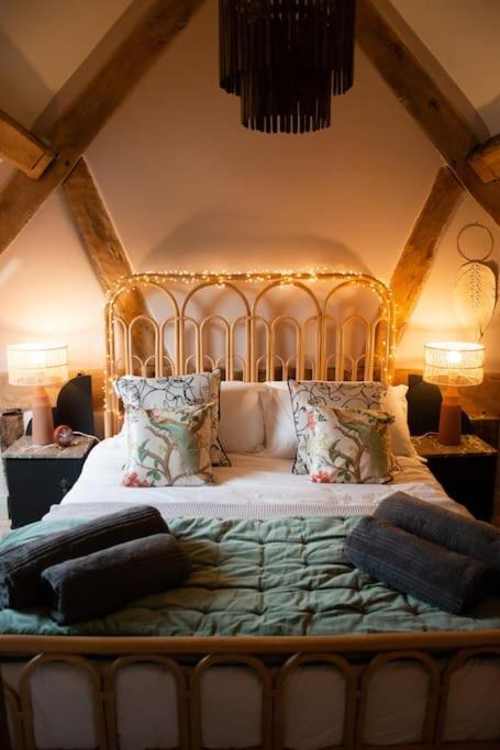 Апартаменты The Cart House - Beautiful Contemporary Barn - Hot Tub Бриджнорс Экстерьер фото