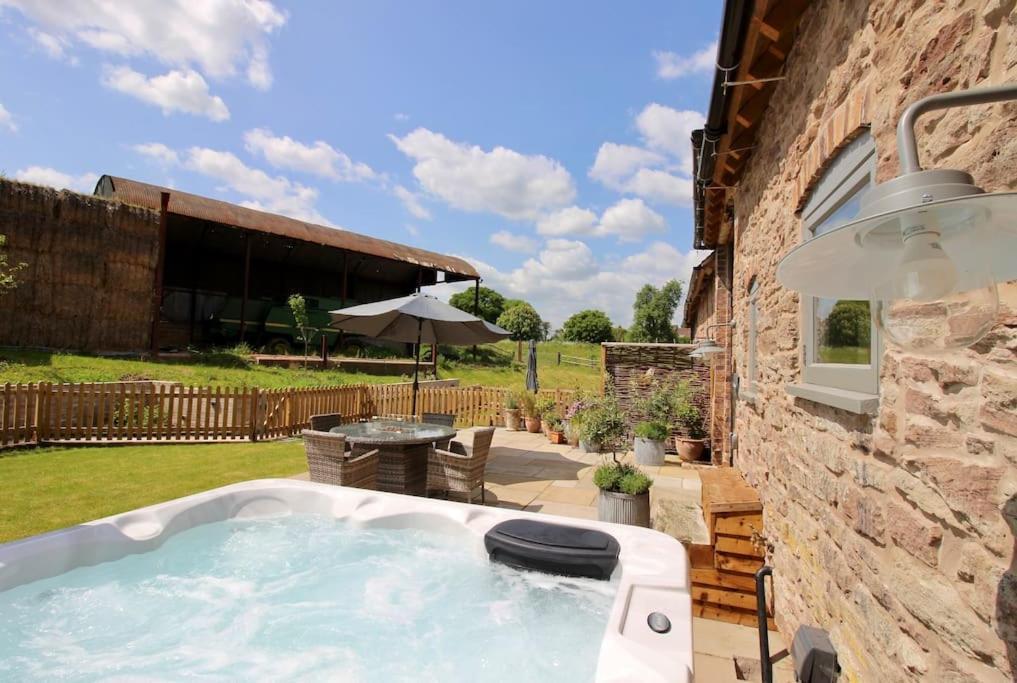Апартаменты The Cart House - Beautiful Contemporary Barn - Hot Tub Бриджнорс Экстерьер фото