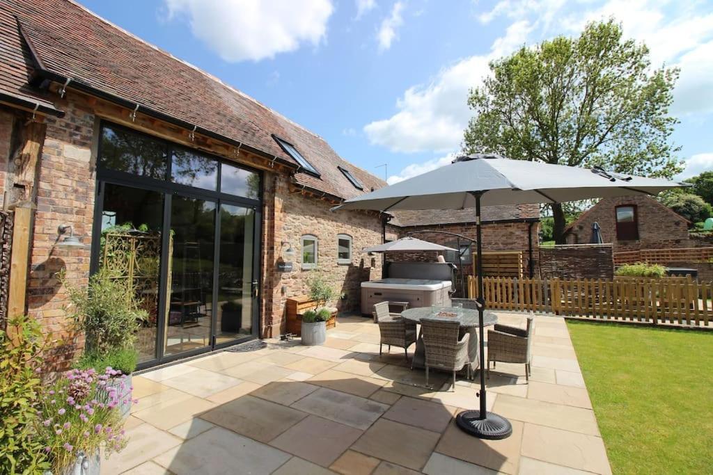 Апартаменты The Cart House - Beautiful Contemporary Barn - Hot Tub Бриджнорс Экстерьер фото