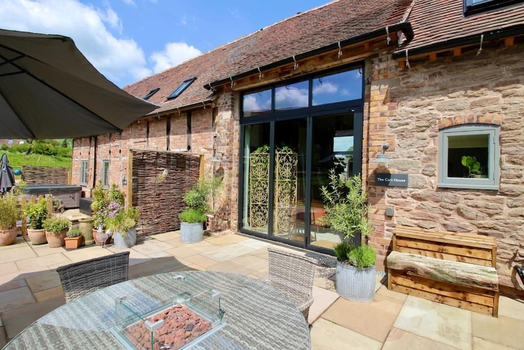 Апартаменты The Cart House - Beautiful Contemporary Barn - Hot Tub Бриджнорс Экстерьер фото