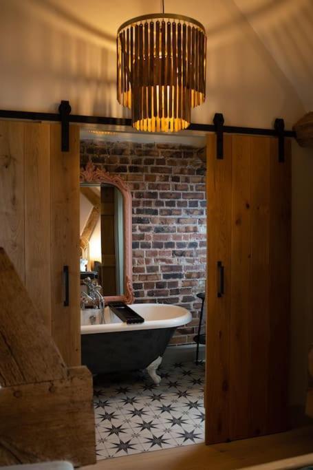 Апартаменты The Cart House - Beautiful Contemporary Barn - Hot Tub Бриджнорс Экстерьер фото