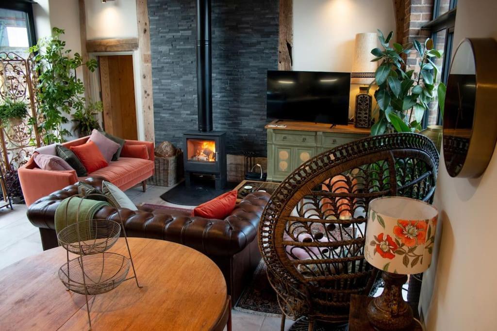 Апартаменты The Cart House - Beautiful Contemporary Barn - Hot Tub Бриджнорс Экстерьер фото