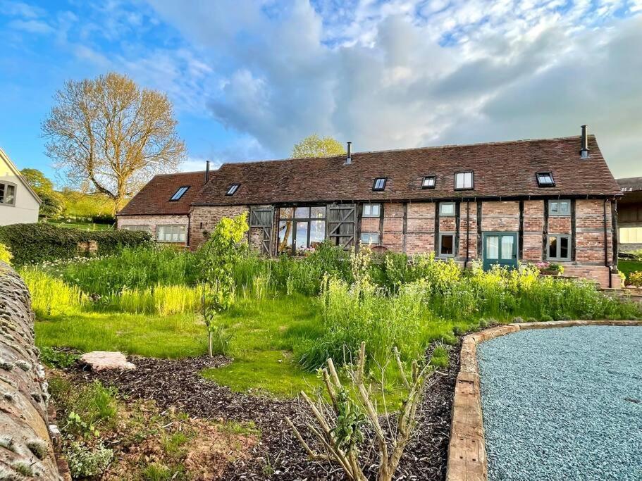 Апартаменты The Cart House - Beautiful Contemporary Barn - Hot Tub Бриджнорс Экстерьер фото